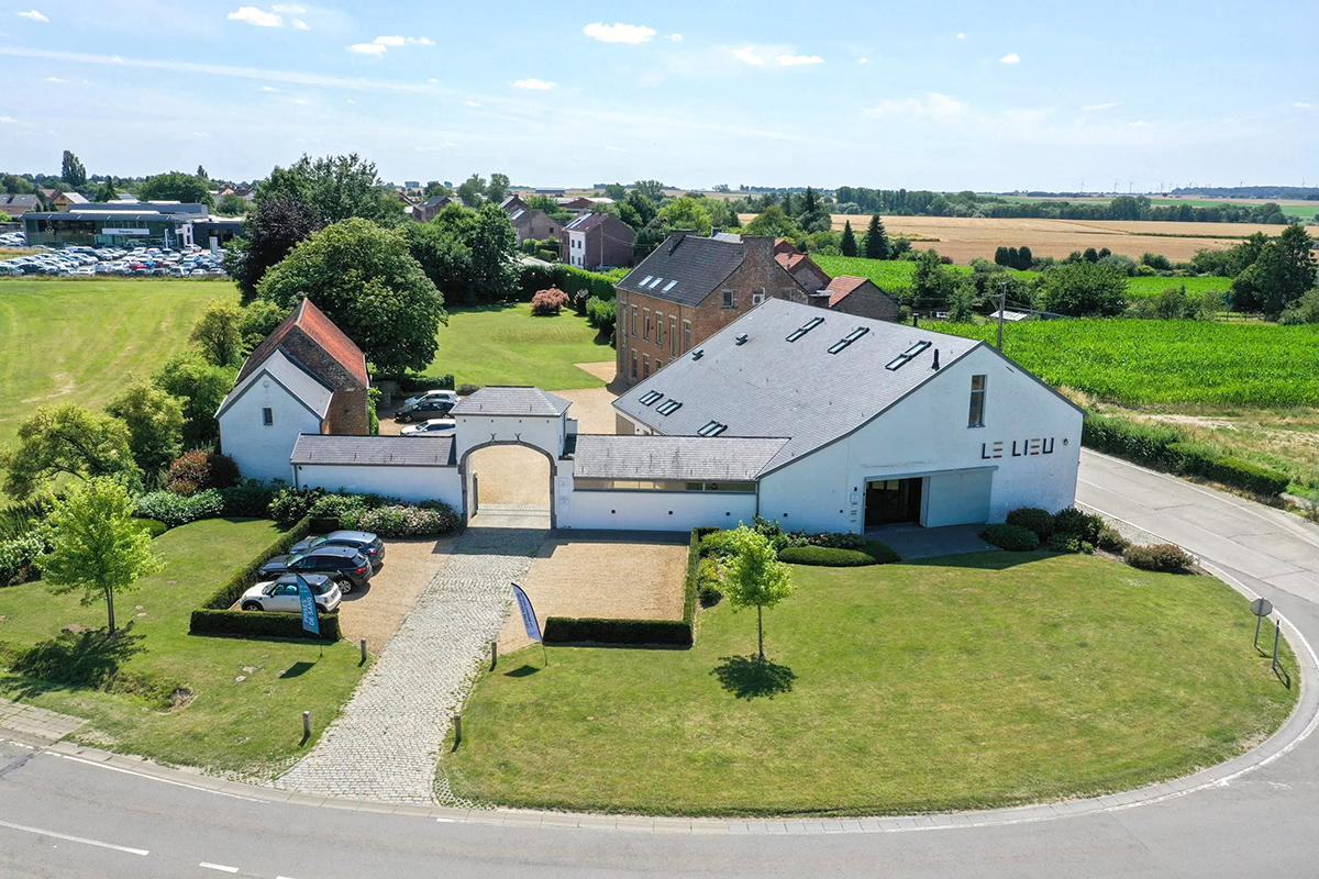 Le domaine Le Lieu, le bâtiment d'accueil et son entrée